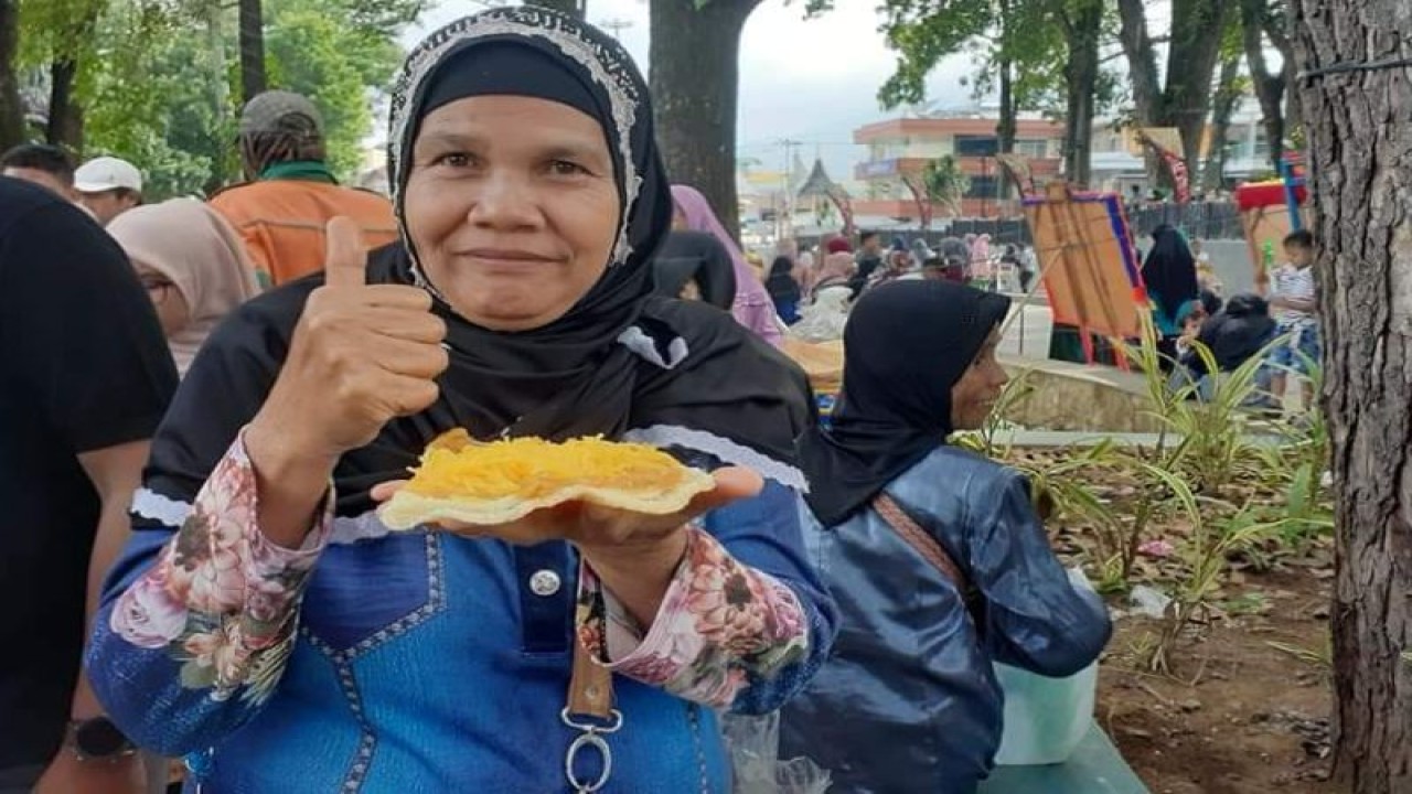 Seorang warga Kota Bukittinggi, Sumbar, menikmati Kerupuk Kuah yang kembali populer di daerah itu saat Ramadhan sebagai salah satu makanan berbuka puasa.  FOTO ANTARA/dok.
