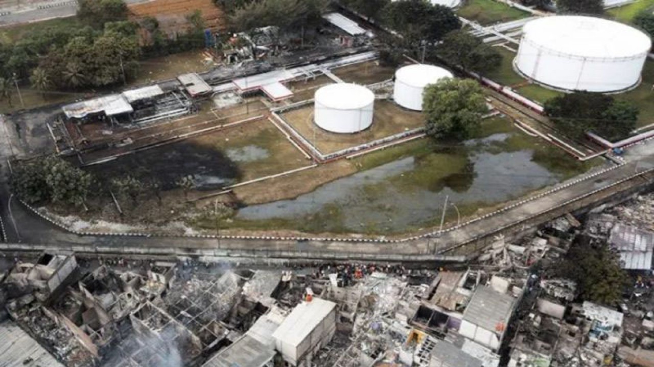 Foto udara permukiman penduduk yang hangus terbakar dampak kebakaran Depo Pertamina Plumpang di Jalan Koramil, Rawa Badak Selatan, Koja, Jakarta, Sabtu (4/3/2023) (ANTARA FOTO/M Risyal Hidayat/foc)