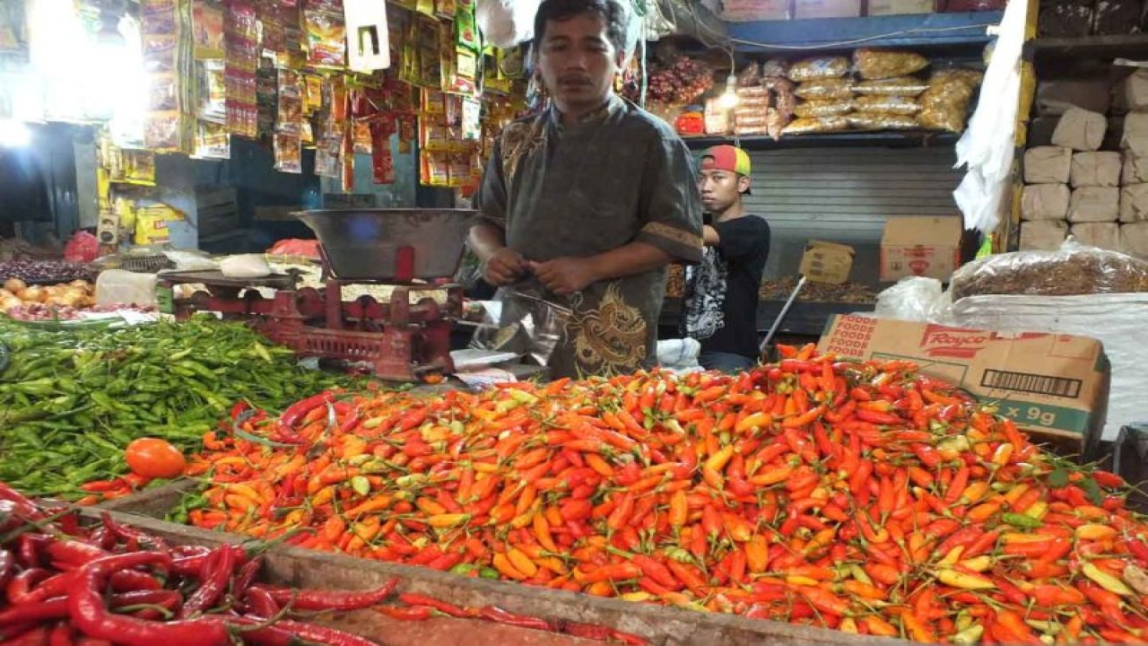 Foto dok. Pedagang yang menjual cabai dan sayur mayur di Pasar Tanjung Jember (ANTARA/Zumrotun Solichah)