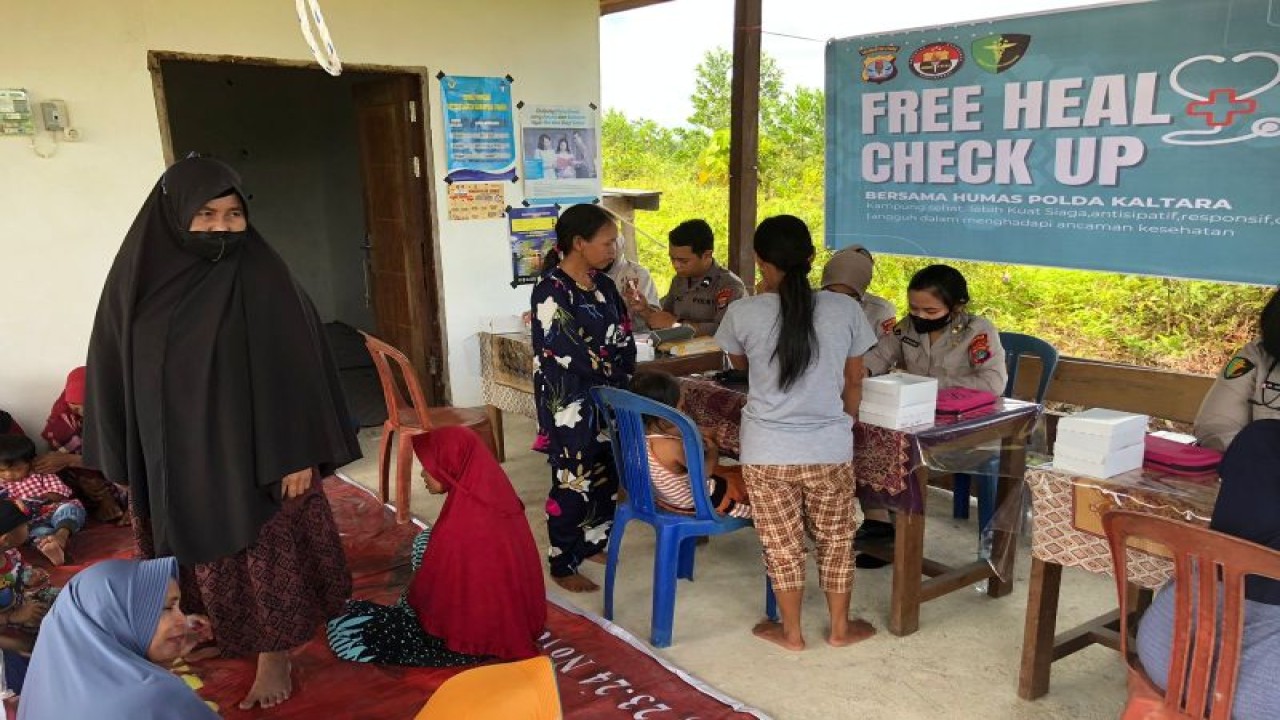 Polda Kalimantan Utara melaksanakan kegiatan "Free Health Check up" atau pemeriksaan kesehatan gratis di Desa Apung, Kecamatan Tanjung Selor, Kabupaten Bulungan, Kamis (9/3). ANTARA/HO-Humas Polda Kaltara.