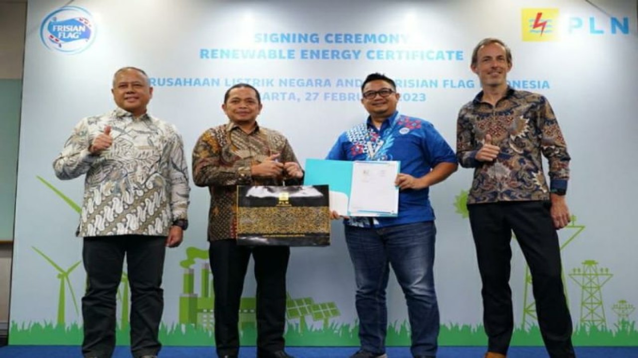Seremonial penandatanganan sertifikat "renewable energy certificate" (REC) dari PT PLN (Persero) oleh PT Frisian Flag Indonesia (FFI) di Jakarta, Senin (27/2/2023). ANTARA/HO-Frisian Flag Indonesia