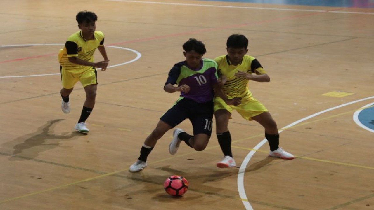 Kejuaraan Futsal antar-SMP/MTS se-Surabaya Raya di Stadion Indoor Gelora Bung Tomo (GBT) Surabaya, Kamis (9/3/2023). (ANTARA/HO-Diskominfo Surabaya)