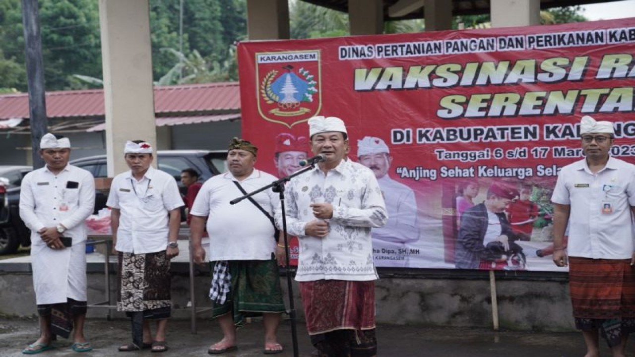 Bupati Karangasem I Gede Dana menyampaikan persiapan pelaksanaan vaksinasi anti-rabies serentak pada anjing di Kabupaten Karangasem, Provinsi Bali, Selasa (7/3/2023). (ANTARA/HO-Pemkab Karangasem)
