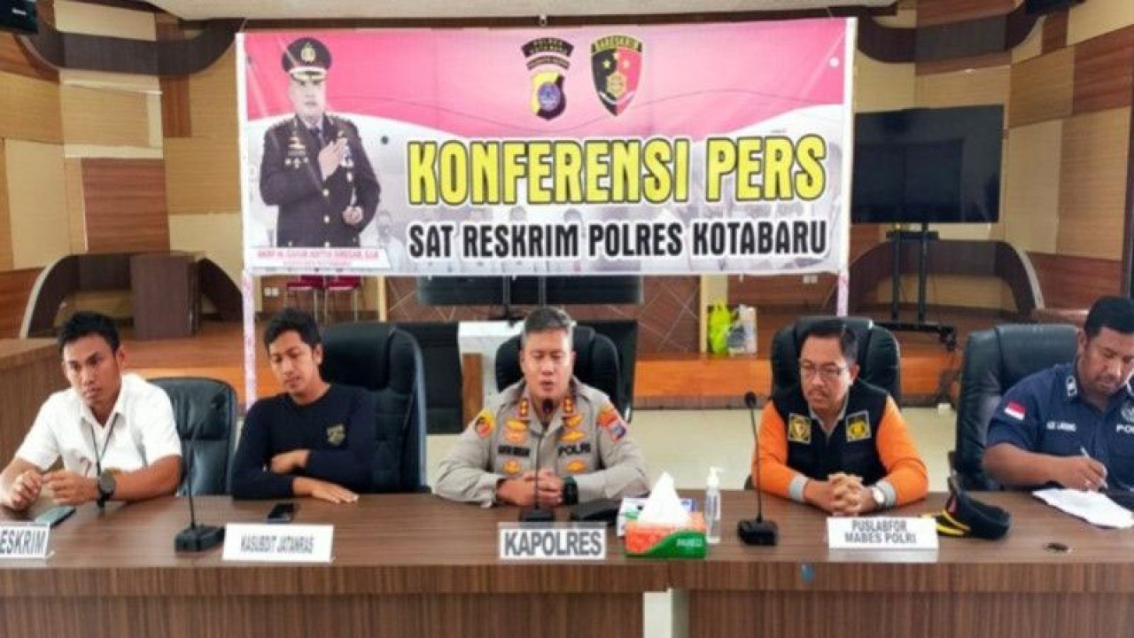 Kapolres Kotabaru Kalimantan Selatan, AKBP Gafur Aditia Siregar pada saat pers rilis di Polres Kotabaru beberapa waktu lalu (ANTARA/Ahsin)