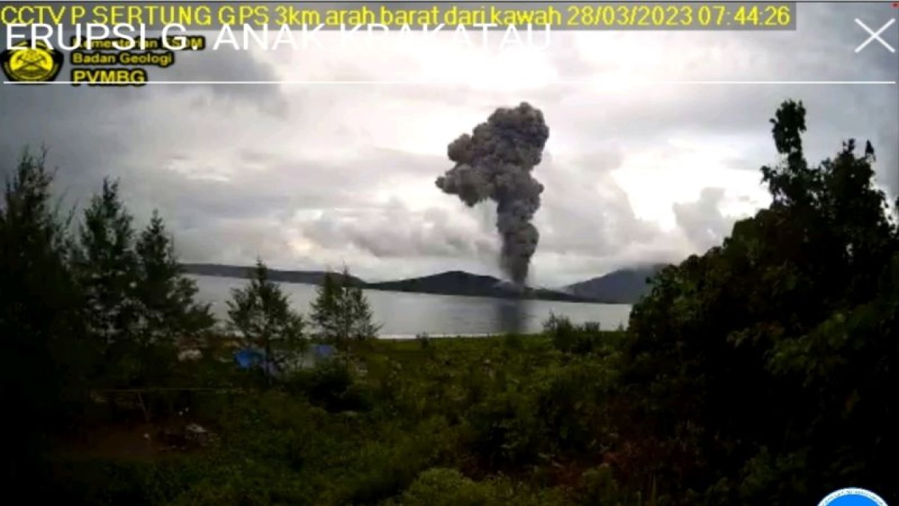 Gambar saat gunung anak Krakatau erupsi tadi pagi (ANTARA/HO)