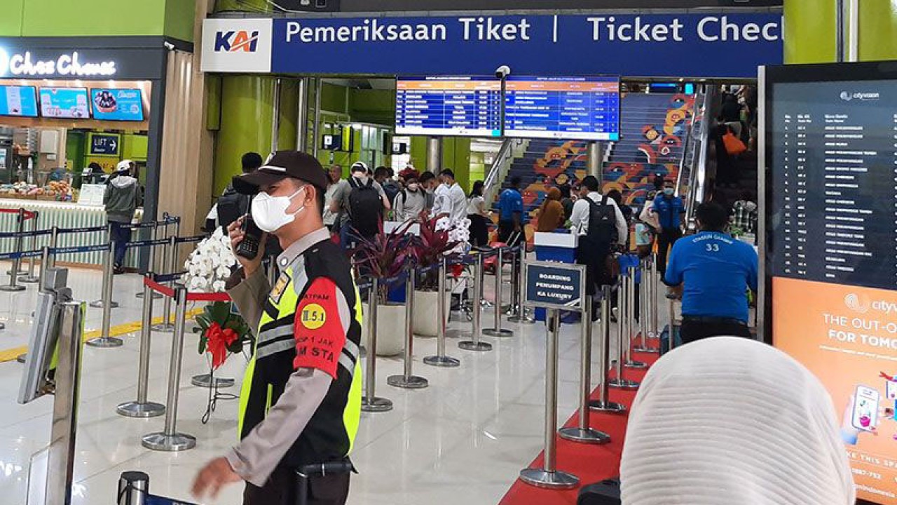 Sejumlah penumpang yang akan melakukan perjalanan pada Tahun Baru 2023 di Stasiun Gambir, Jakarta Pusat, Senin (2/1/2023). (ANTARA/Ulfa Jainita) (ANTARA/Ulfa Jainita)