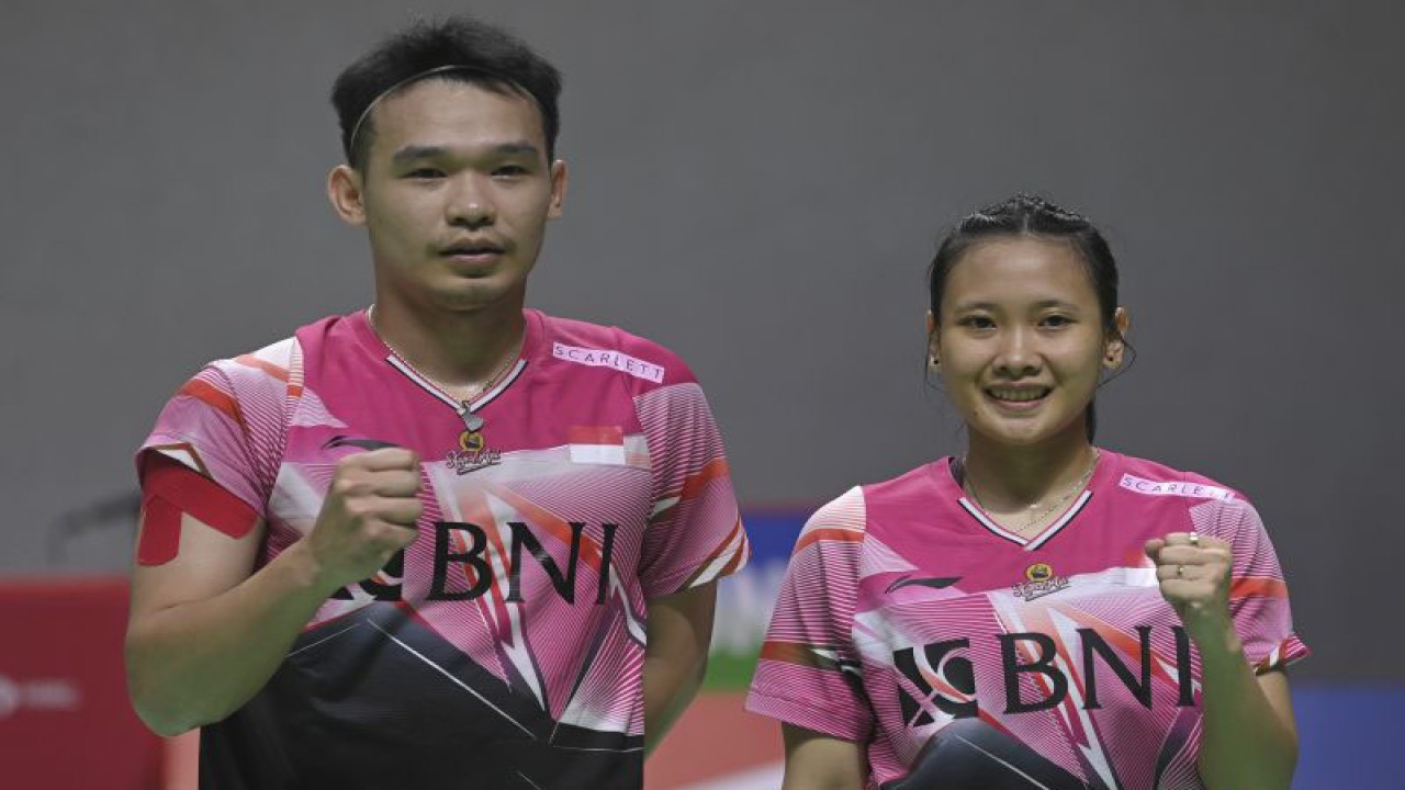 Pebulu tangkis ganda campuran Indonesia Rinov Rivaldy (kiri) dengan rekannya Pitha Haningtyas Mentari (kanan) berpose usai bertanding melawan pebulu tangkis ganda campuran Jepang Hiroki Midorikawa dan Natsu Saito pada babak 32 besar turnamen Daihatsu Indonesia Masters 2023 di Istora Gelora Bung Karno, Senayan, Jakarta, Rabu (25/1/2023). ANTARA FOTO/M Risyal Hidayat/foc. (ANTARA FOTO/M RISYAL HIDAYAT)