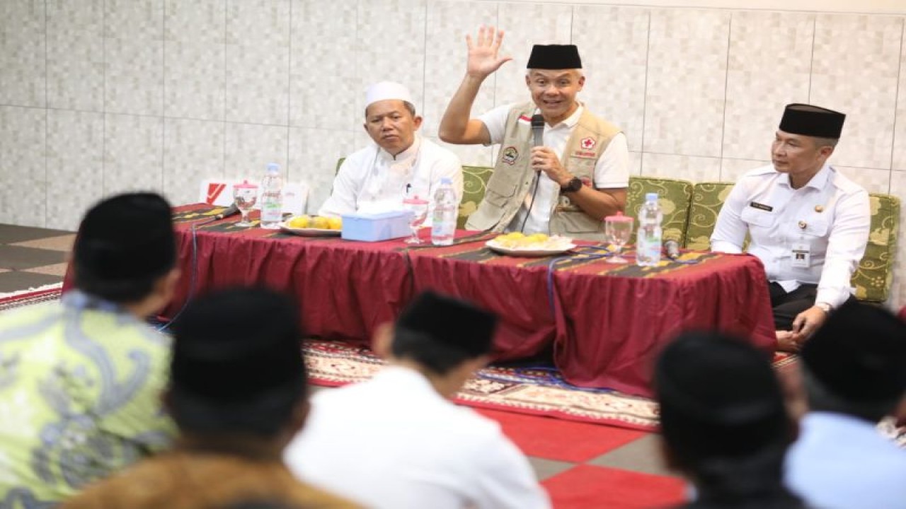 Gubernur Jawa Tengah Ganjar Pranowo di sela menyerahkan bantuan untuk sejumlah pihak di Kabupaten Kudus, Jumat (3/3/2023). ANTARA/HO-Humas Pemprov Jateng