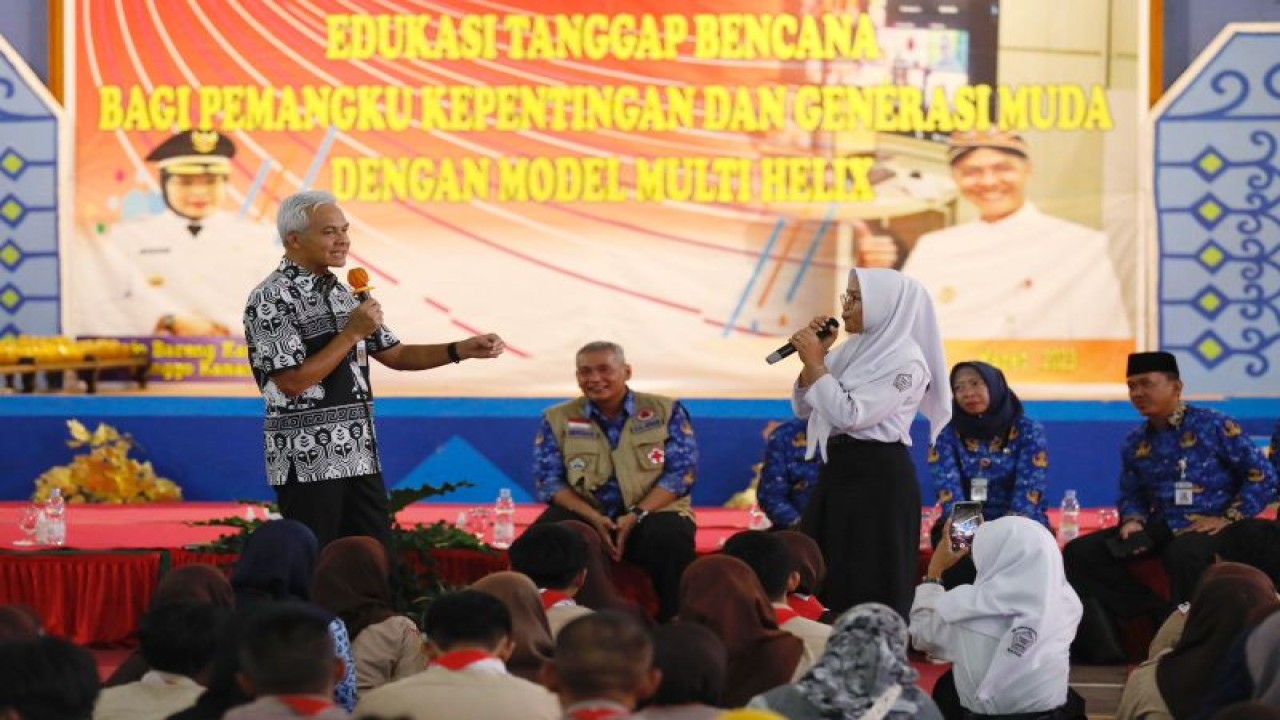 Gubernur Jawa Tengah Ganjar Pranowo pada Edukasi Tanggap Bencana Bagi Pemangku Kepentingan dan Generasi Muda Dengan Model Multihelix di SMA Negeri 1 Subah, Kabupaten Batang, Jumat (17/3/2023). ANTARA/HO-Humas Pemprov Jateng
