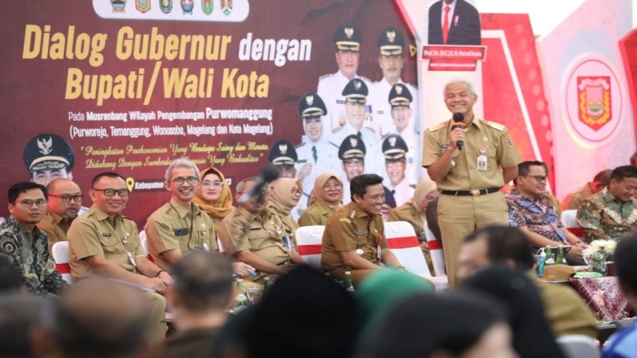 Gubernur Jawa Tengah Ganjar Pranowo pada Musrenbangwil Wilayah Kabupaten Purworejo, Wonosobo, Magelang, Temanggung, dan Kota Magelang di Aula PT Geo Dipa, Kabupaten Wonosobo, Senin (20/3/2023). ANTARA/HO-Humas Pemprov Jateng