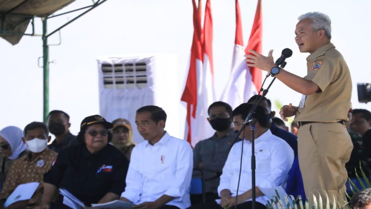 Gubernur Jawa Tengah Ganjar Pranowo saat mendampingi kunjungan kerja Presiden Joko Widodo di Kabupaten Blora, Jumat (10/3/2023). ANTARA/HO- Humas Pemprov Jateng