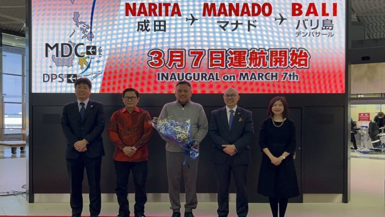 Gubernur Sulawesi Utara Olly Dondokambey (tengah) menerima karangan bunga dari Garuda Indonesia saat peresmian rute Tokyo-Manado, Narita, Selasa (7/3). (ANTARA/ Juwita Trisna Rahayu)