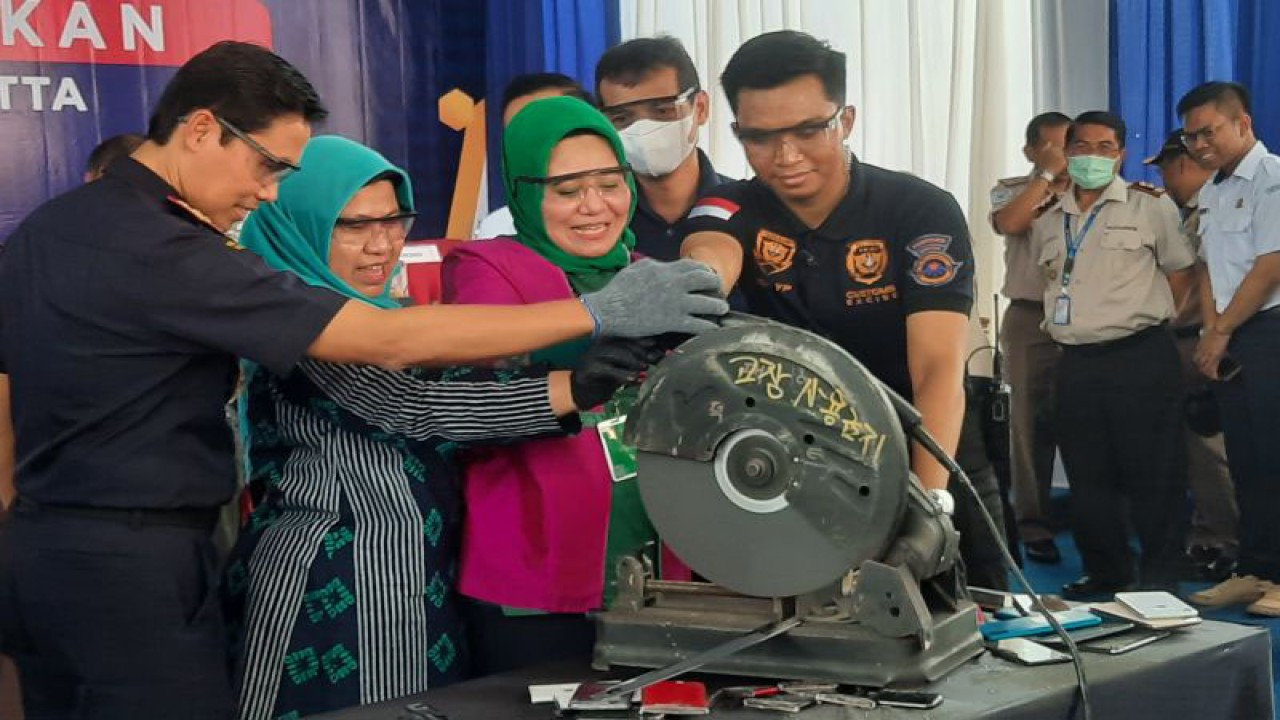 Kepala (KPUBC TMP) C Soekarno-Hatta, Gatot Sugeng Wibowo saat memusnahkan sejumlah barang sitaan di Halaman Gedung B, Bea Cukai di Tangerang, Kamis. ANTARA FOTO/Azmi Samsul Maarif.