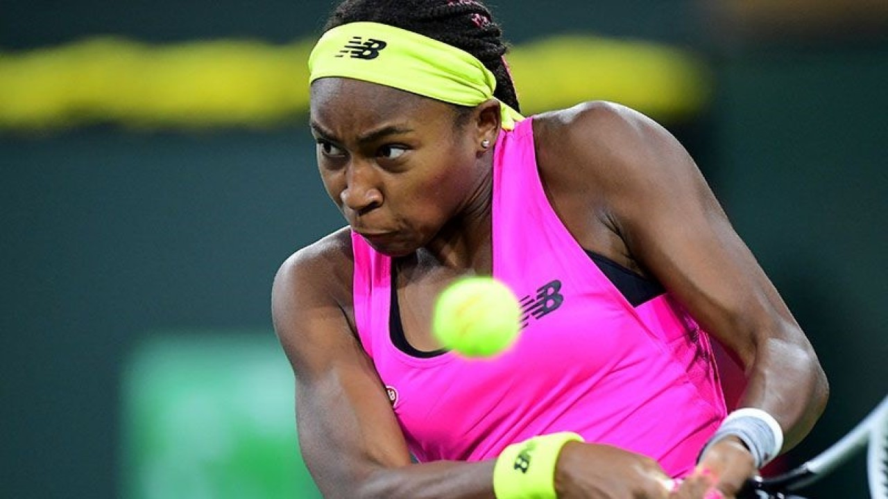 Petenis AS Coco Gauff memukul bola saat berhadapan dengan Paula Badosa asal Spanyol pada putaran ketiga turnamen ATP-WTA Indian Wells di Indian Wells, California, AS pada 11 Oktober 2021. ANTARA/AFP/Frederic J Brown /aa. (AFP/FREDERIC J. BROWN)
