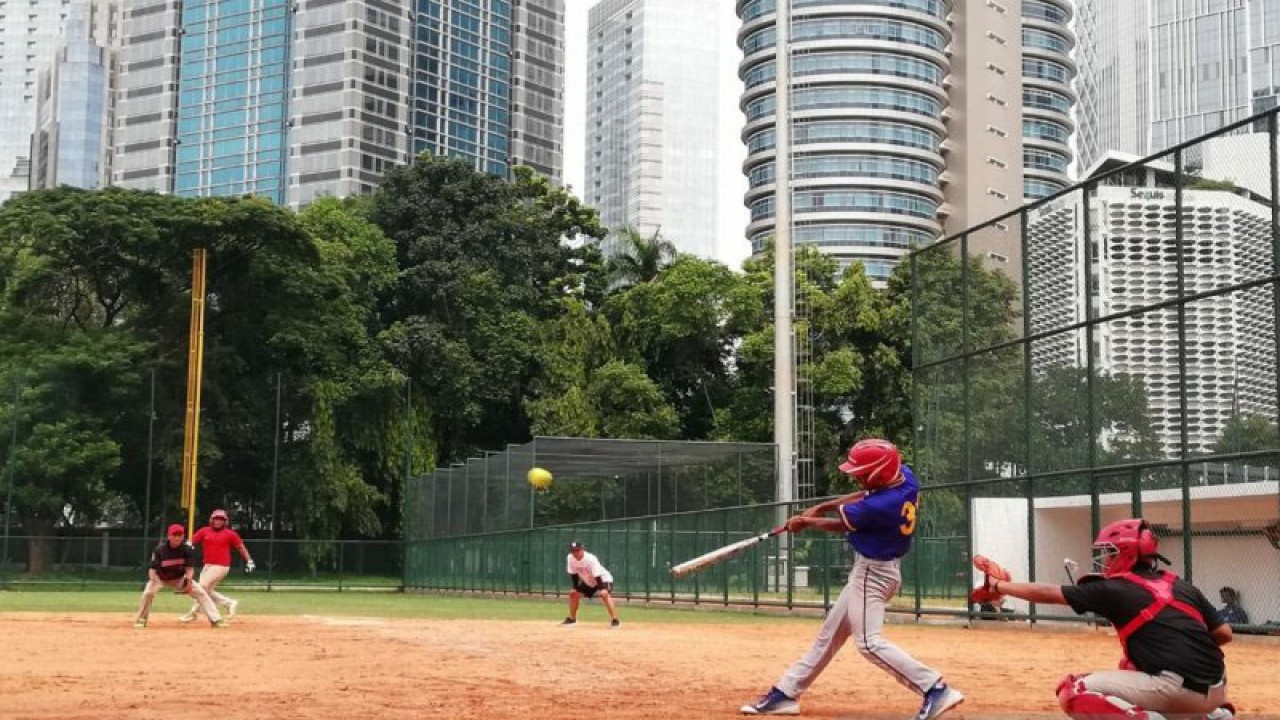 Arsip- Sejumlah atlet sofbol putra mengikuti seleksi nasional di lapangan sofbol Kompleks Gelora Bung Karno (GBK), Jakarta, Rabu (13/3), untuk persiapan menghadapi SEA Games Filipina 2019. (Antara/Zuhdiar Laeis)