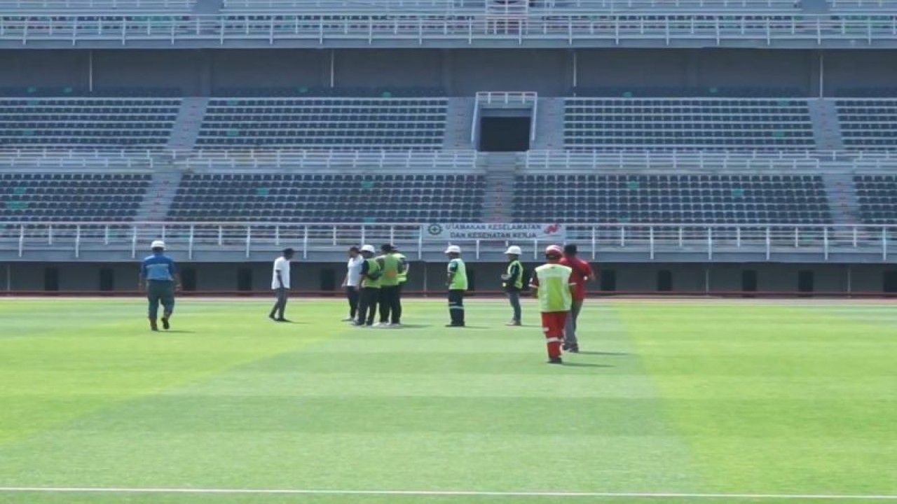 Rombongan Federasi Sepak Bola Internasional atau Federation Internationale De Football Association (FIFA) melakukan inspeksi terakhir di Stadion Gelora Bung Tomo (GBT) Surabaya pada Minggu (26/3/2023). (ANTARA/HO-Diskominfo Surabaya)  KOMENTAR