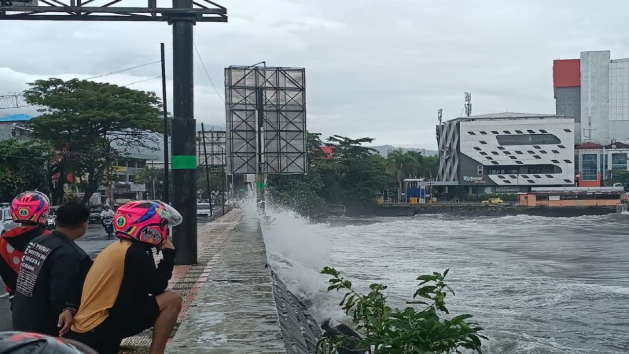 Ilustrasi: Gelombang tinggi menghantam perairan teluk Manado pada beberapa waktu lalu. ANTARA/Karel A Polakitan