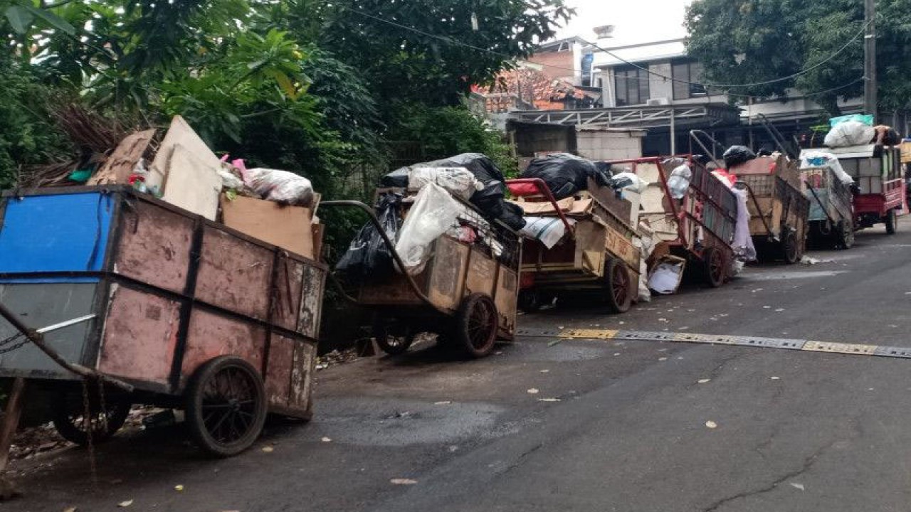 Sejumlah gerobak sampah parkir di tepi jalan menunggu diangkat truk pengangkut sampah menuju TPA. ANTARA/Ahmad Wijaya