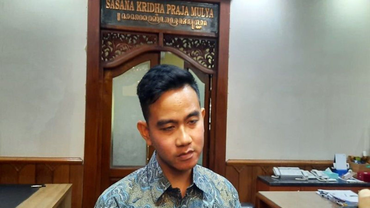 Wali Kota Surakarta Gibran Rakabuming Raka saat memberikean keterangan soal Piala Dunia U-20 di Balai Kota Surakarta , Senin (27/3/2023). ANTARA/Bambang Dwi Marwoto.