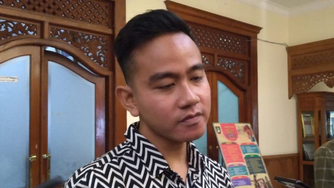 Wali Kota Surakarta Gibran Rakabuming Raka saat memberikan keterangan kepada wartawan di Solo, Jumat (24/3/2023). ANTARA/Aris Wasita