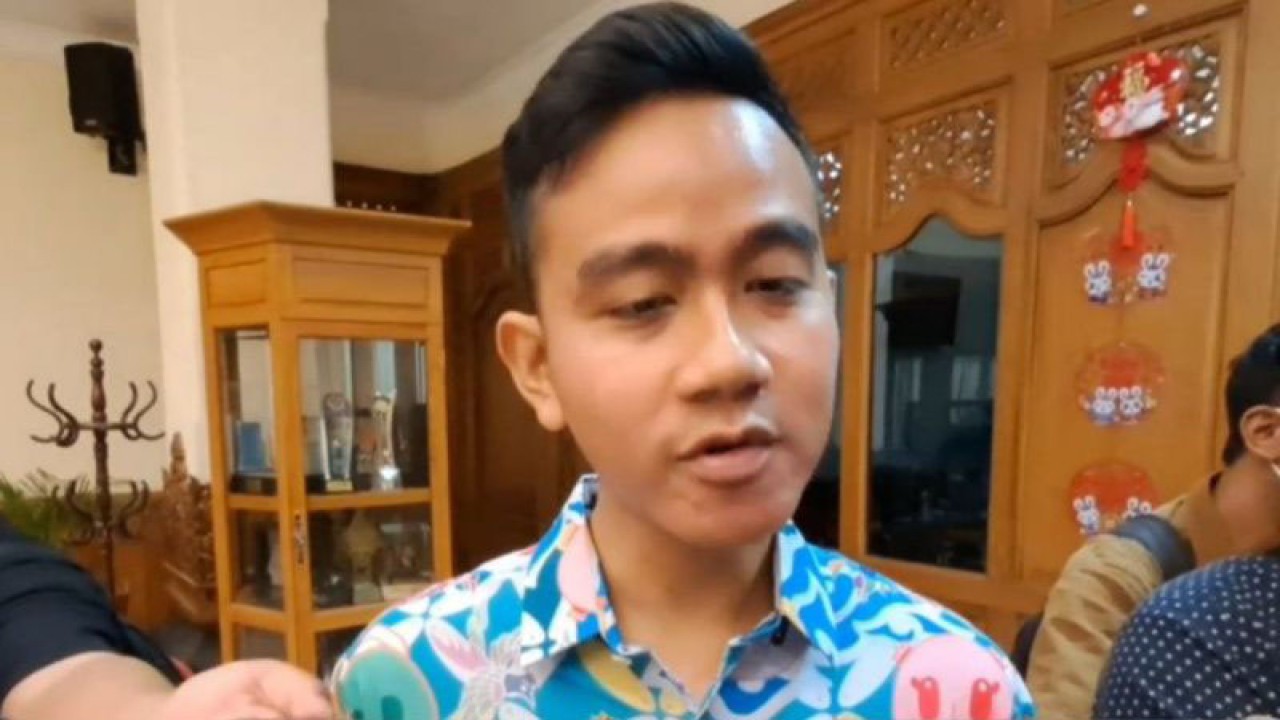 Wali Kota Surakarta Gibran Rakabuming Raka saat memberikan keterangan kepada wartawan di Solo, Selasa (28/3/2023). ANTARA/Aris Wasita