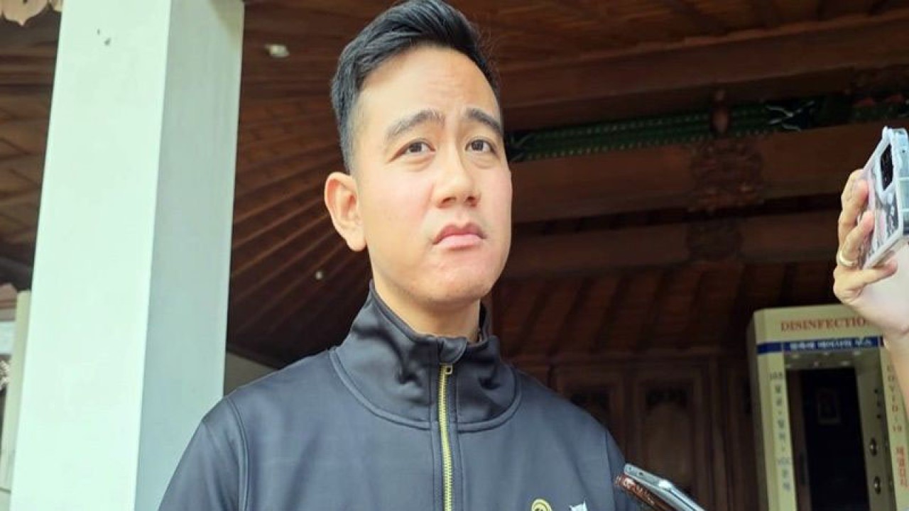 Wali Kota Surakarta Gibran Rakabuming Raka seusai menghadiri rapat Paripurna DPRD Surakarta, di Solo, Rabu (29/3/2023). ANTARA/Bambang Dwi Marwoto.