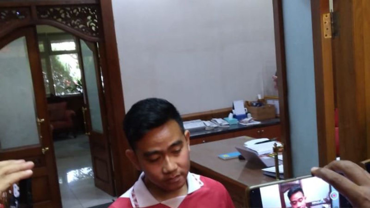 Wali Kota Surakarta Gibran Rakabuming Raka memberikan keterangan kepada wartawan di Solo, Kamis (30/3/2023). ANTARA/Aris Wasita