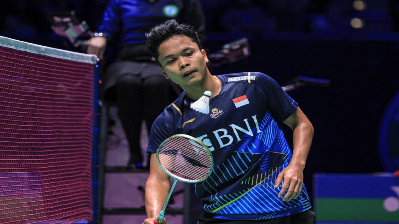 Pebulu tangkis tunggal putra Anthony Sinisuka Ginting tersingkir dari turnamen All England 2023 setelah dikalahkan Anders Antonsen (Denmark) pada babak perempat final di Birmingham, Inggris, Jumat (17/3/2023). (ANTARA/HO-PP PBSI)