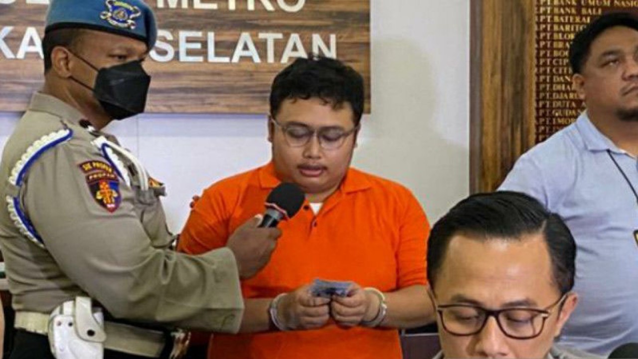Tersangka pengemudi Fortuner, Giorgio Ramadhan menyampaikan permintaan maaf kepada publik di Jakarta, Senin (13/2/2023). ANTARA/Luthfia Miranda Putri/aa