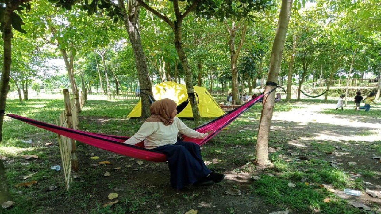 Satu pengunjung menikmati fasilitas ayunan (giong-red) di kawasan Objek Wisata Hutan Kota Giong Siu Kota Mataram, Provinsi Nusa Tenggara Barat. (Foto: ANTARA/Nirkomala)