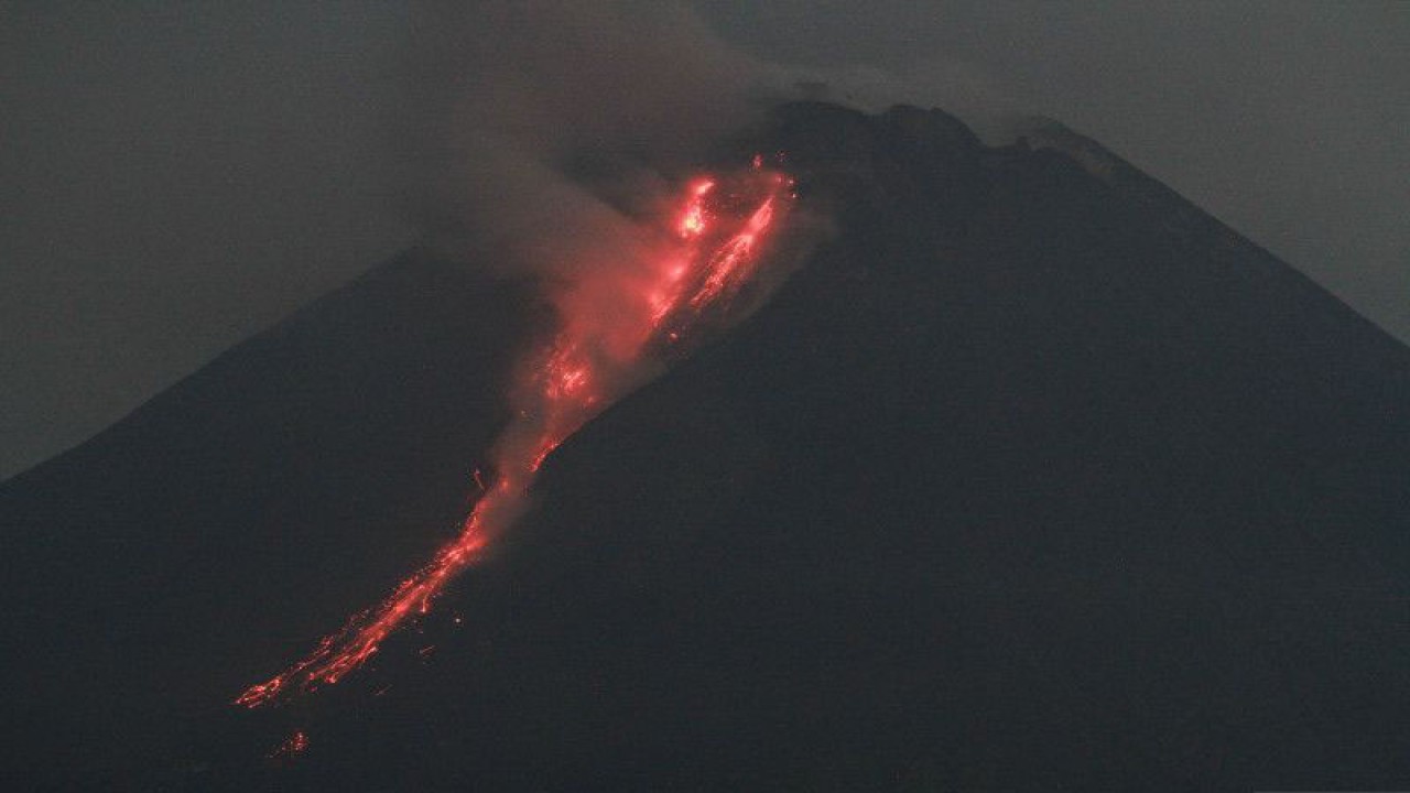 Guguran lava pijar Gunung Merapi terlihat dari Turi, Sleman, DI Yogyakarta, Sabtu (18/3/2023) ANTARA FOTO/Hendra Nurdiyansyah/rwa. (Antara Foto/Hendra Nurdiyansyah)