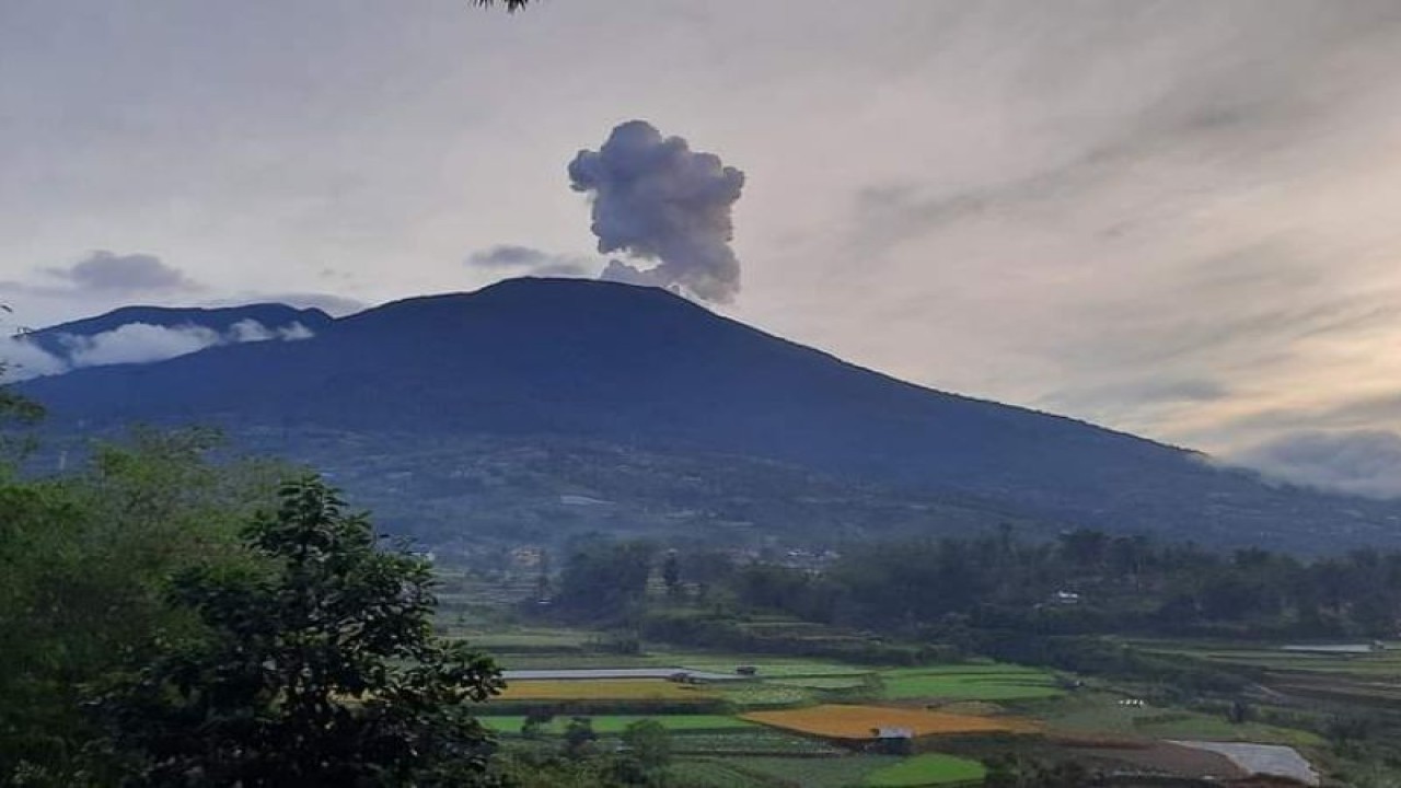 Gunung Marapi saat mengalami erupsi. Gunung yang terletak di Kabupaten Agam dan Kabupaten Tanah Datar ini, Rabu (1/3/2023) sudah kembali normal sejak pertengahan Februari 2023. FOTO ANTARA/HO-PVMBG
