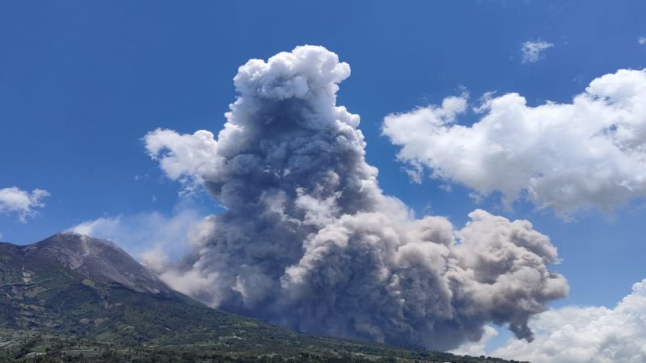 Gunung Merapi di perbatasan Provinsi Jawa Tengah dan Daerah Istimewa Yogyakarta meluncurkan awan panas guguran pada Sabtu (11/3/2023) ke arah Kali Bebeng atau Kali Krasak (ANTARA/HO/BPPTKG)