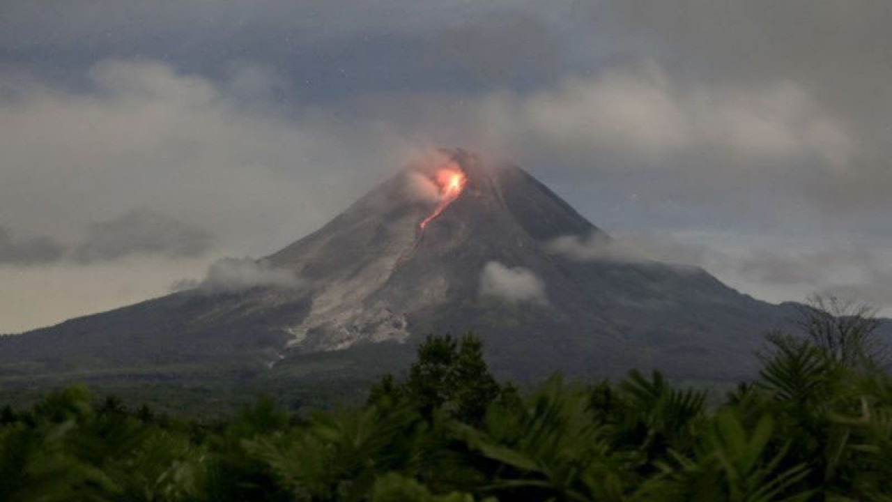 Guguran lava pijar Gunung Merapi terlihat dari Turi, Sleman, DI Yogyakarta, Senin (13/3/2023). (ANTARA FOTO/Hendra Nurdiyansyah/nym)  KOMENTAR