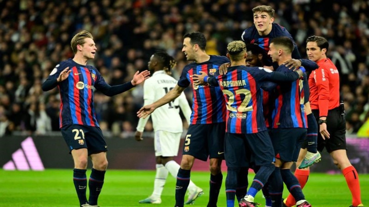 Para pemain Barcelona merayakan gol bunuh diri yang dicetak Eder Militao dalam pertandingan leg pertama semifinal Piala Raja di Santiago Bernabeu pada 3 Maret 2023. ANTARA/AFP/JAVIER SORIANO