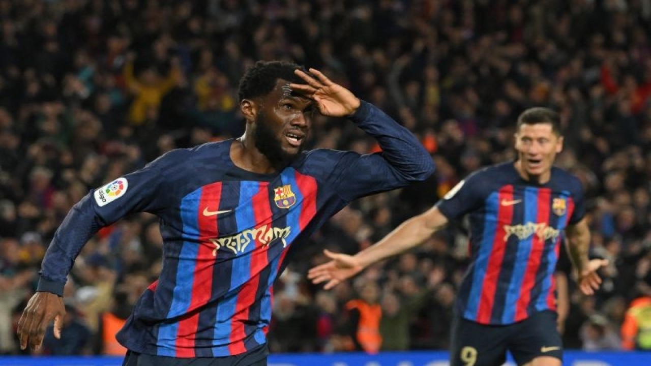 Selebrasi Franck Kessie setelah mencetak gol kemenangan Barcelona dalam pertandingan Liga Spanyol pekan ke-26 lawan Real Madrid di Spotify Camp Nou pada 20 Maret 2023. ANTARA/AFP/LLUIS GENE