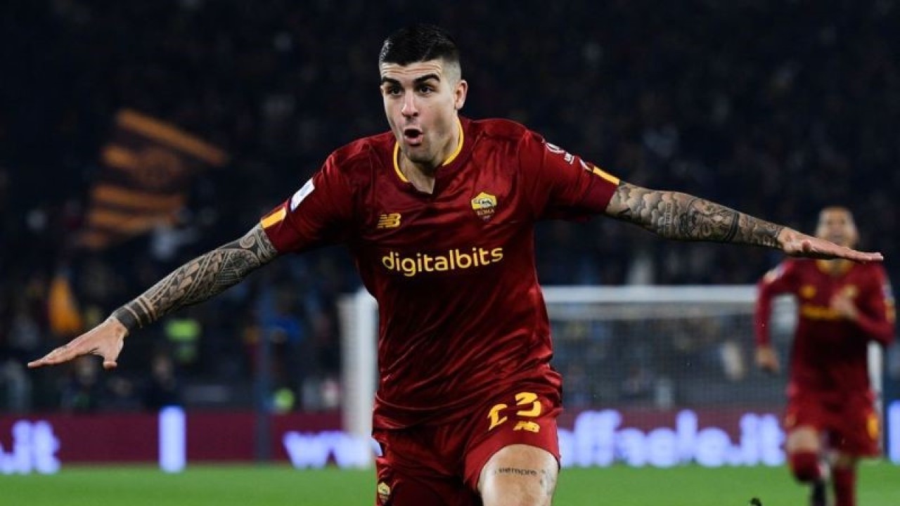 Selebrasi bek AS Roma Gianluca Mancini setelah mencetak gol pembuka dalam pertandingan Liga Italia lawan Juventus di Stadion Olympic pada 6 Maret 2023. ANTARA/AFP/MONTEFORTE