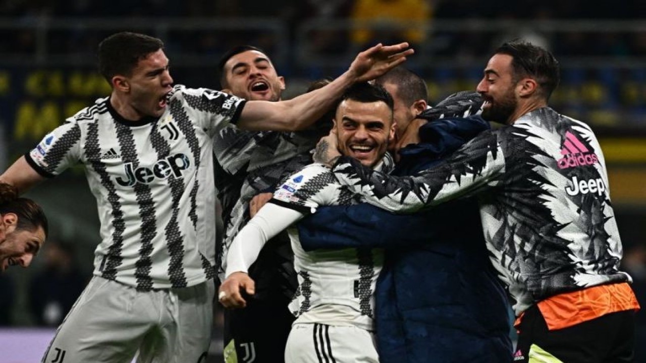 Pemain Juventus Filip Kostic (tengah kanan) merayakan gol dengan rekan setimnya dalam pertandingan Liga Italia lawan Inter Milan di Giuseppe-Meazza pada 20 Maret 2023. ANTARA/AFP/GABRIEL BOUYS