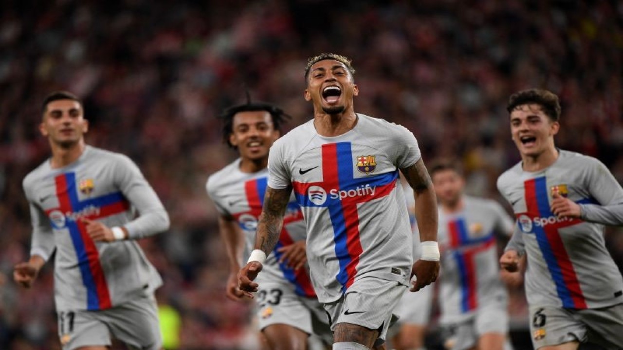 Penyerang Barcelona Raphinha merayakan gol yang dicetaknya pada pertandingan Liga Spanyol melawan Athletic Bibao yang dimainkan di Stadion San Mames, Bilbao, Senin (12/3/2023). (ANTARA/AFP/ANDER GILLENEA)