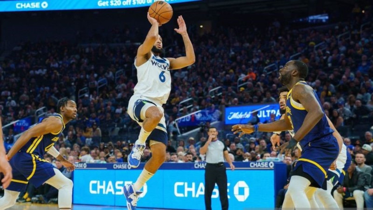 Pebasket Minnesota Timberwolves Jordan McLaughlin (6) melakukan layup dalam pertandingan NBA melawan Golden State Warriors di Chase Center, San Francisco, California, AS (26/3/2023). Minnesota Timberwolves mengalahkan Golden State Warriors dengan skor 99-96. ANTARA FOTO/Neville E. Guard-USA TODAY Sports via Reuters/tom.