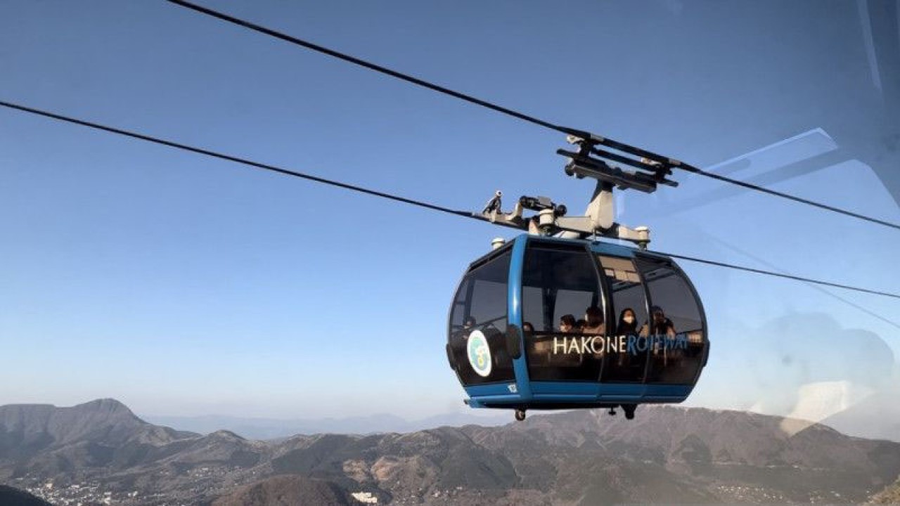 Salah satu kereta gantung Hakone Ropeway yang menuju Owakudani, destinasi wisata kawah aktif yang terkenal di Prefektur Kanagawa, Jepang, Sabtu (11/3/2023). (ANTARA/Juwita Trisna Rahayu)