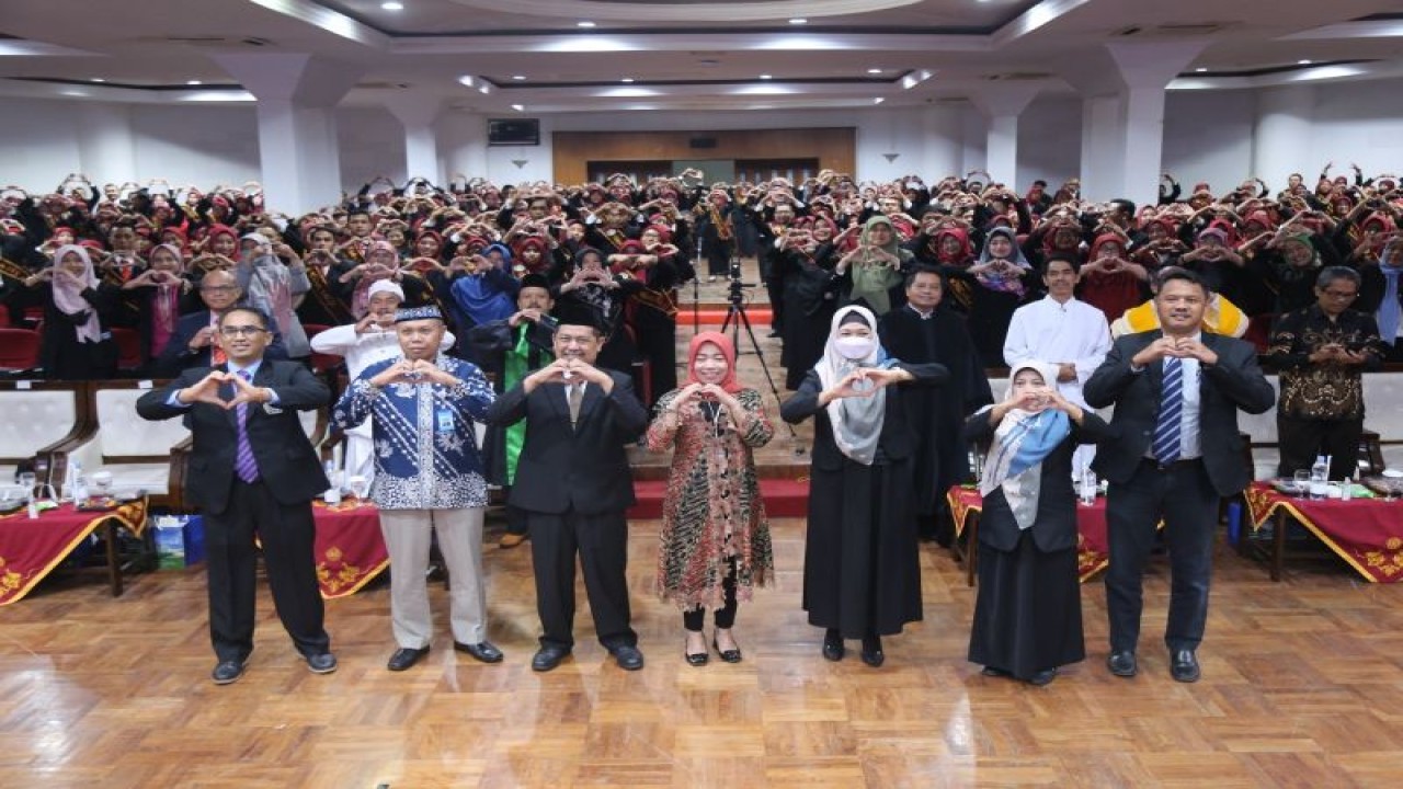(Dirjen) Guru dan Tenaga Kependidikan (GTK) Kemendikbudristek, Nunuk Suryani (tengah) dan Direktur Eksekutif APCE UNESCO Prof Ignasius D.A. Sutapa (paling kiri) berfoto bersama pimpinan UMM dan guru yang dikukuhkan di Gedung Teater Dome UMM, Selasa (14/3) (ANTARA/HO/UMM/End)