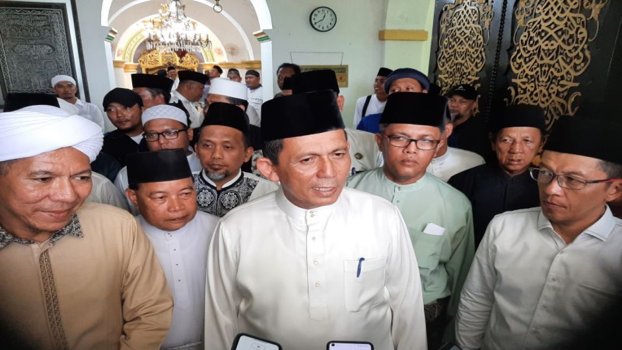 Gubernur Kepri Ansar Ahmad didampingi Habib Segaf bin Hasan Baharun usai meresmikan revitalisasi Pulau Penyengat di Kota Tanjungpinang, Senin (6/3/2023). (ANTARA/Ogen)
