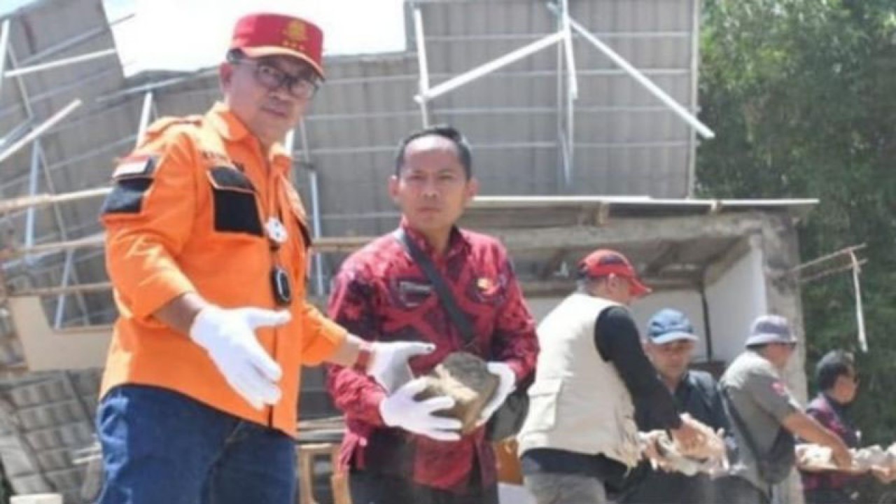 Bupati Kabupaten Cianjur, Jawa Barat, Herman Suherman, saat gotong-royong membersihkan puing bangunan yang ambruk akibat gempa di Kecamatan Cugenang.(ANTARA/Ahmad Fikri). (Ahmad Fikri)