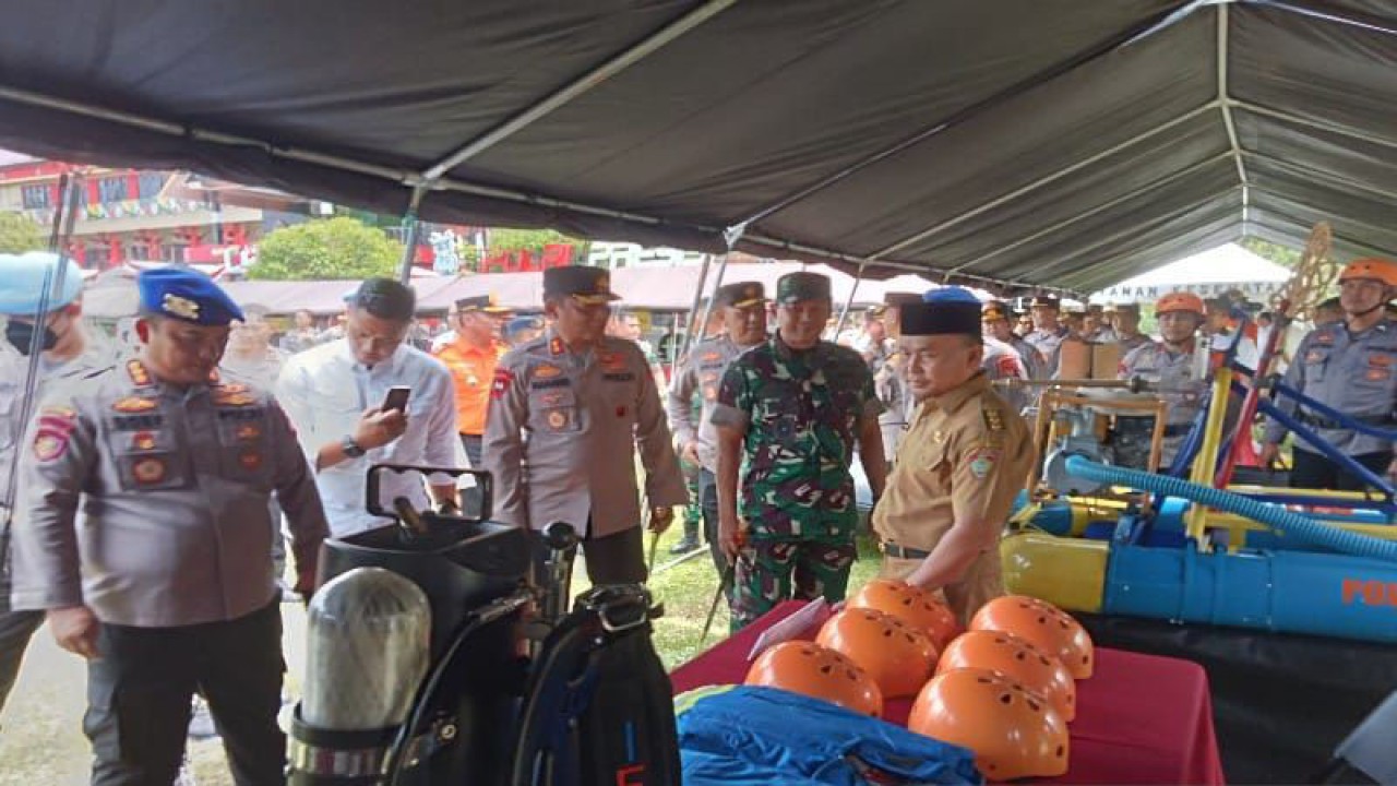 Kapolda Kalteng Irjen Pol Nanang Avianto didampingi Gubernur Kalteng Sugianto Sabran dan Danrem 102/Pjg Brigjen TNI Bayu Permana bersama Tim Supervisi dan Asistensi Mabes Polri mengecek sarana prasarana karhutla di halaman Mapolda setempat di Kota Palangka Raya, Rabu (15/3/2023). ANTARA/Adi Wibowo