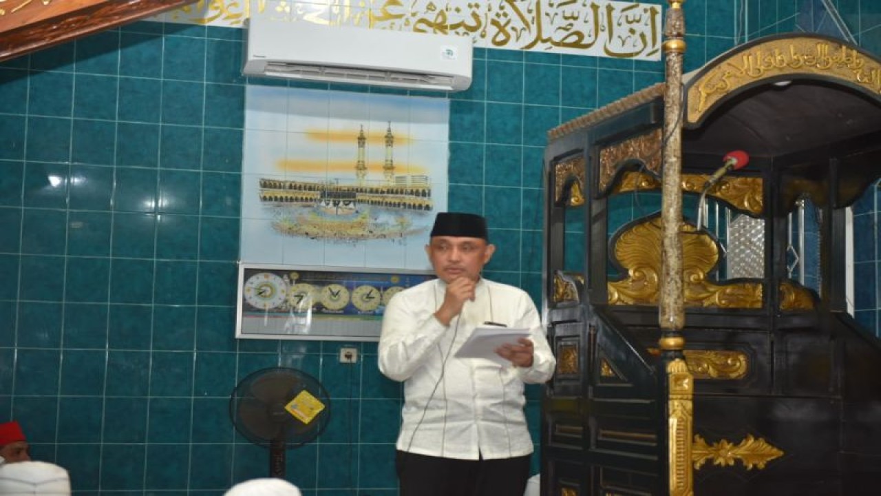 Asisten Administrasi Umum Setda Provinsi Sulteng  Muh Sadli Lesnusa menyampaikan sambutan Gubernur Sulteng Rusdy Mastura, dalam kegiatan Safari Ramadhan di Morowali Utara. (ANTARA/HO-Prokopim Setda Pemprov Sulteng)
