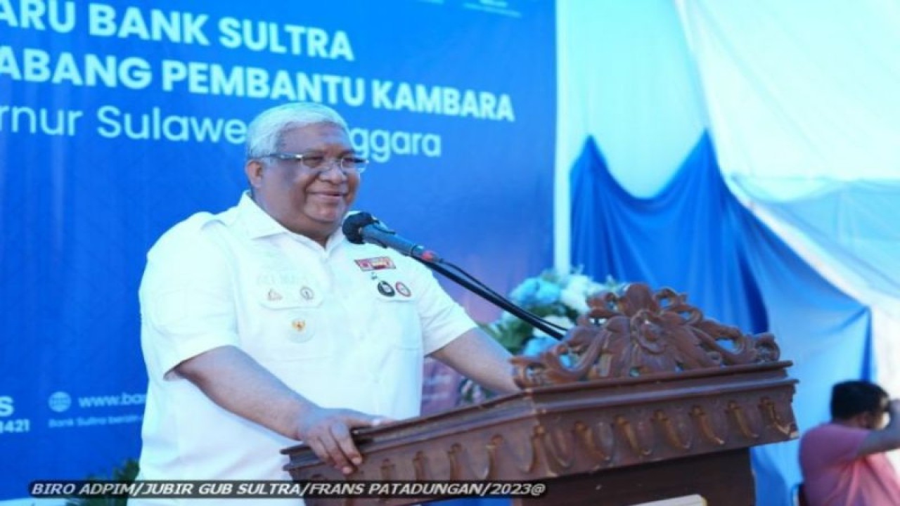Gubernur Sultra Ali Mazi memberikan sambutan pada meresmikan Gedung Baru Kantor Bank Sultra Cabang Pembantu Kambara di Kabupaten Muna Barat, Kamis (9/3/2023) (ANTARA/HO-Jubir Gubernur Sultra)