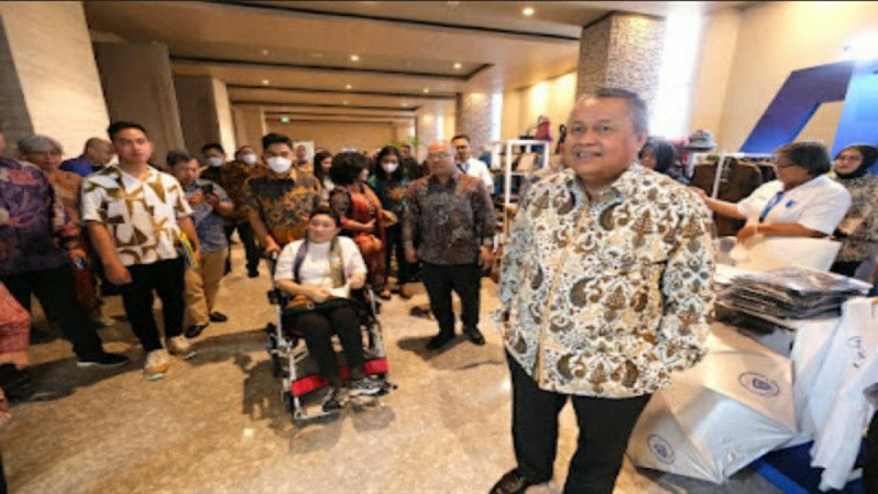 Gubernur BI Perry Warjiyo saat melihat stan produk UMKM pada seminar nasional Bangkit Bersama dan Semakin Berdaya yang diselenggarakan oleh Keluarga Besar Alumni SMAN 3 Surakarta Roemah Tiga, di Hotel Alila Solo, Jumat (3/3/2023). ANTARA/HO-Pemkot Surakarta.