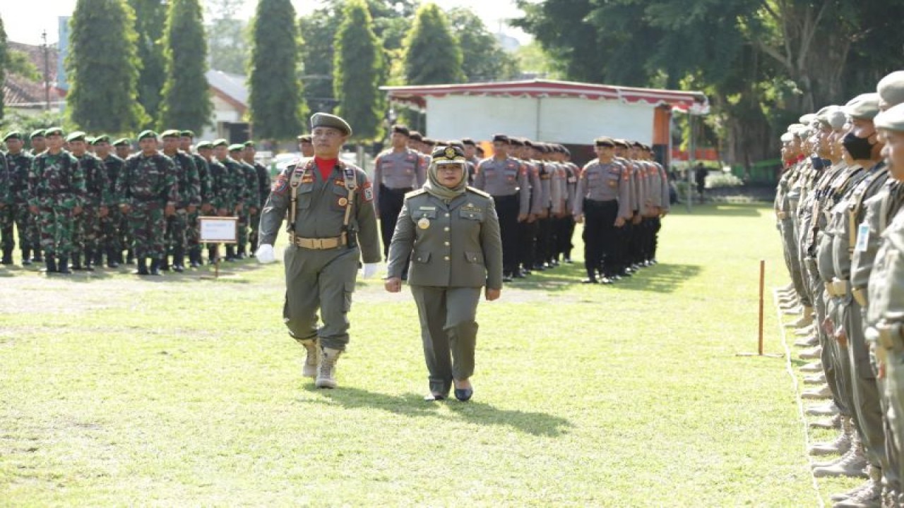 Bupati Sleman Kustini Sri Purnomo melakukan peninjauan pasukan pada upacara peringatan HUT Satuan Polisi Pamong Praja (Satpol PP) ke-73, Satuan Perlindungan Masyarakat (Satlinmas) ke-61 dan Pemadam Kebakaran (Damkar) ke-104 tahun 2023 tingkat DIY di Lapangan Pemda Sleman, Rabu (8/3/2023). ANTARA/HO-Bagian Prokopim Setda Sleman