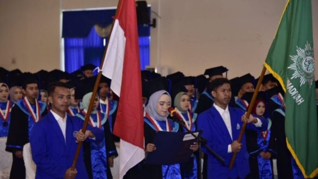Wisudawan pada sidang senat terbuka wisuda ke XVII Program Sarjana Tahun Akademik 2022/2023 Universitas Muhammadiyah Gorontalo, di gedung Indoor David Bobihoe Akieb UMGO, di Limboto, Kabupaten Gorontalo. (ANTARA/HO-Kominfotik)